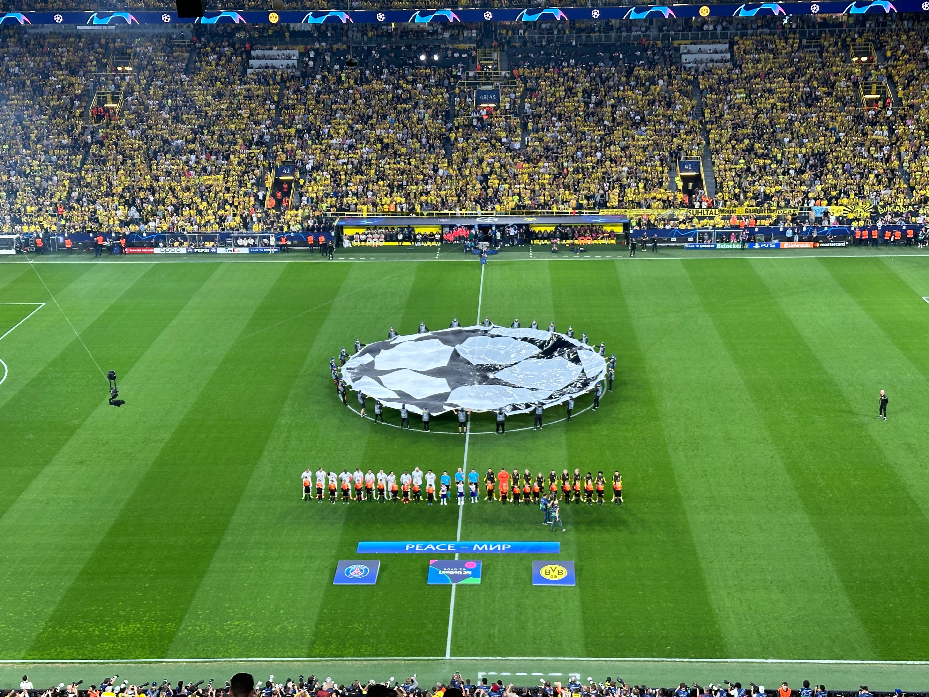 Signal Iduna Park Back Upper 32 Row 16 · Seat number 38
